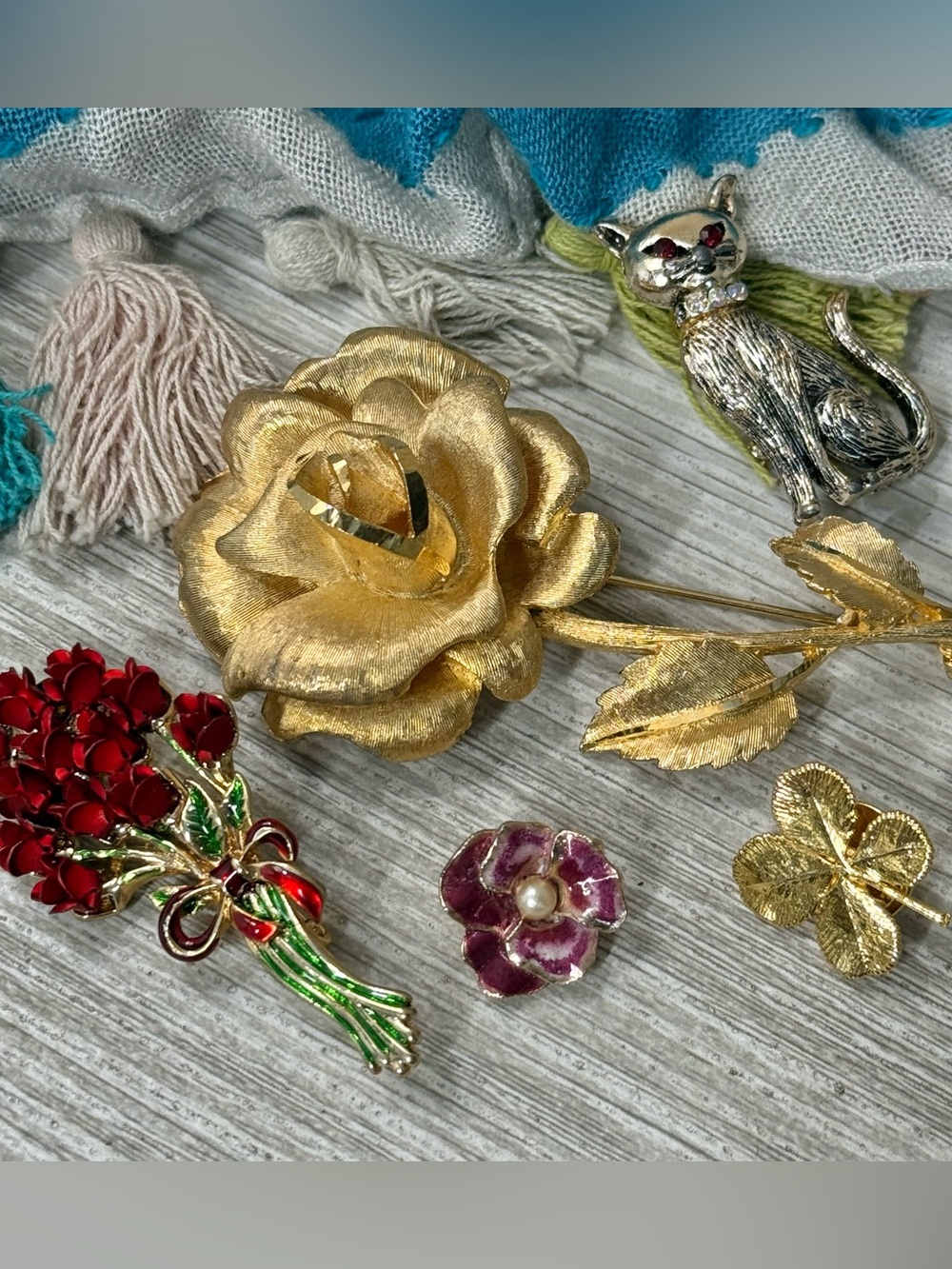 Elegant Statement Brooch Lot